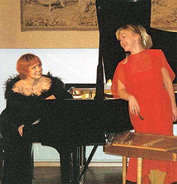 Irina und Beate mit Klavier